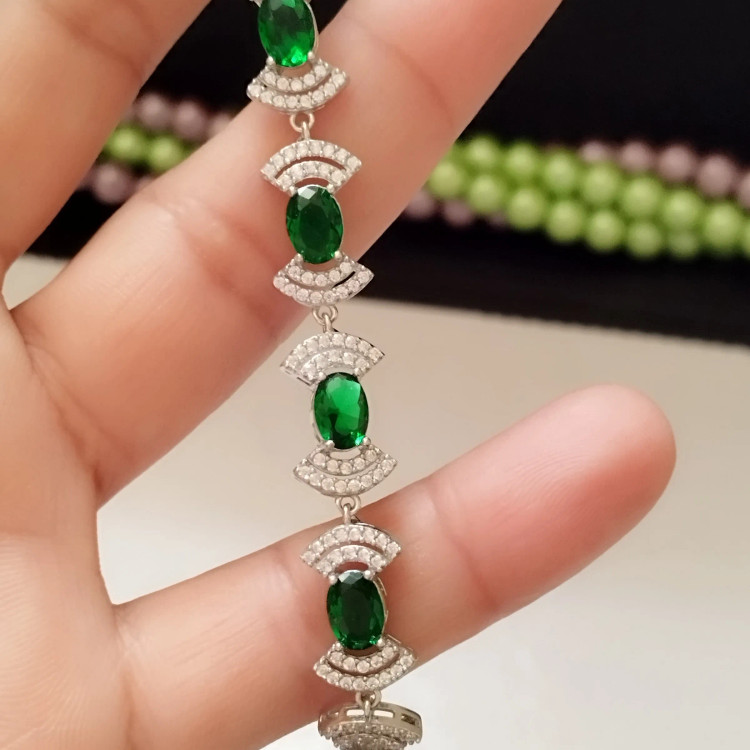 دستبند نقره زنانه نگین زمرد سنتاتیک عیار 925 با روکش طلا سفید