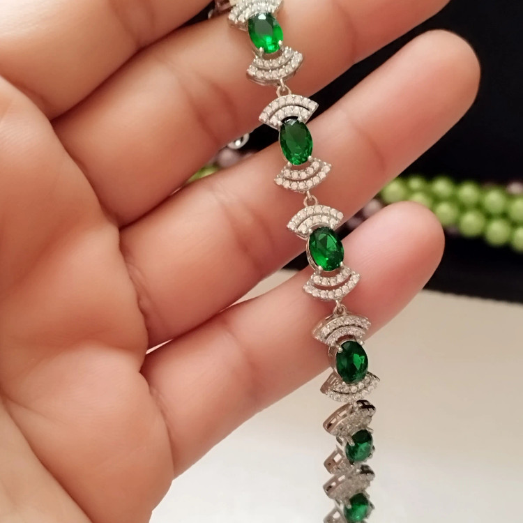 دستبند نقره زنانه نگین زمرد سنتاتیک عیار 925 با روکش طلا سفید
