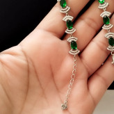 دستبند نقره زنانه نگین زمرد سنتاتیک عیار 925 با روکش طلا سفید