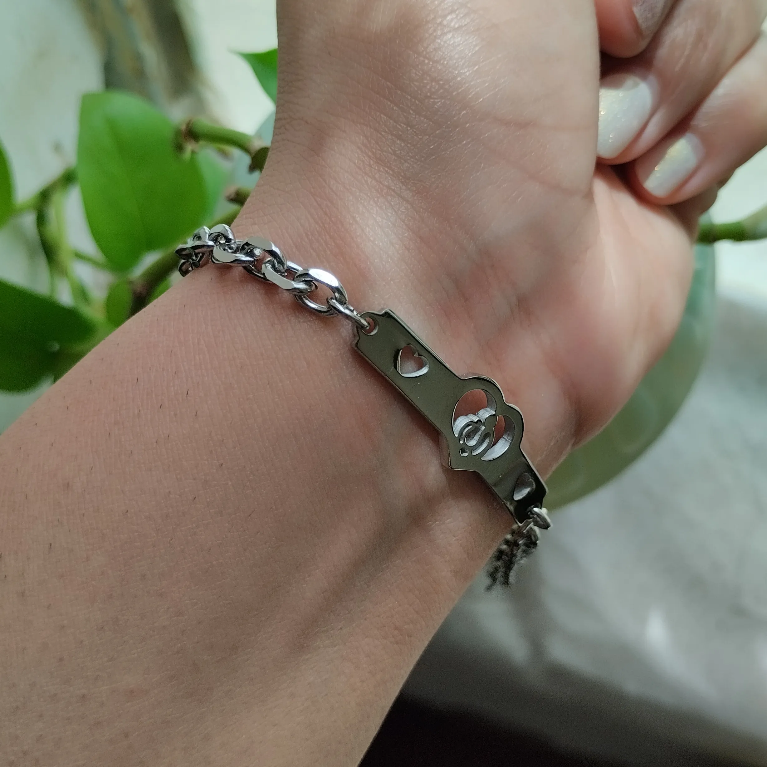 دستبند استیل زنانه رنگ ثابت و ضد حساسیت سایز مدیوم رنگ نقره ای