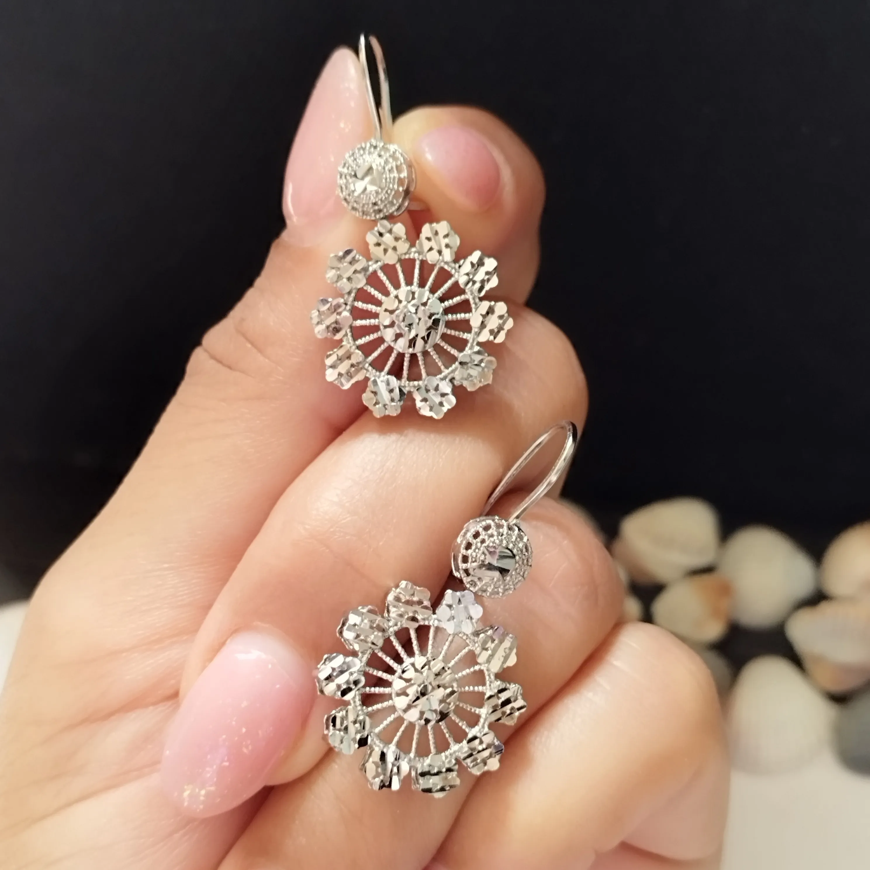 گوشواره نقره زنانه طرح گل تراش دار عیار 925 روکش طلا سفید BSJ silver