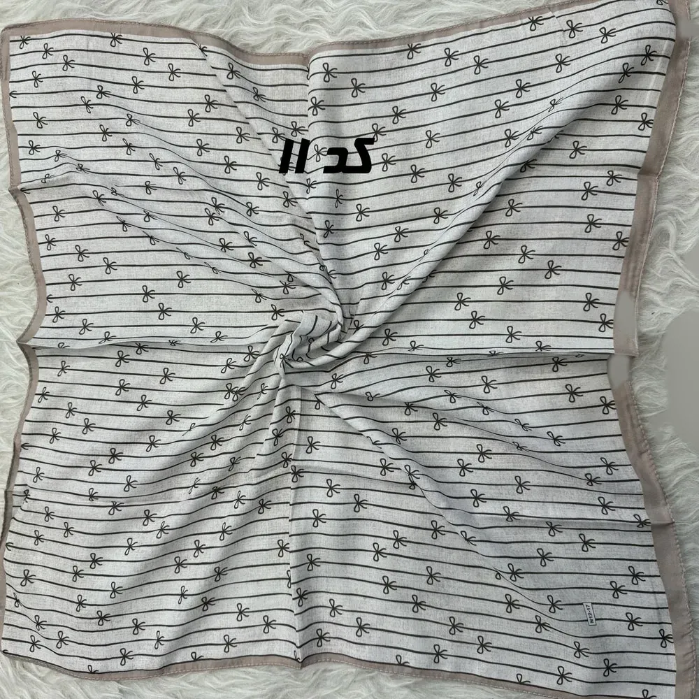 مینی اسکارف کرمی نخ قواره 65x65 سانتیمتر مناسب استفاده روزمره بدون آبرفت و رنگ رفت