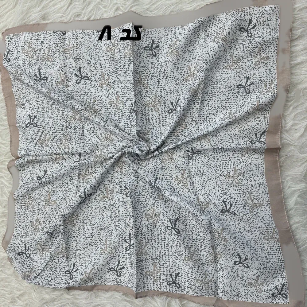 مینی اسکارف کرمی نخ قواره 65x65 سانتیمتر مناسب استفاده روزمره بدون آبرفت و رنگ رفت