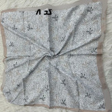 مینی اسکارف کرمی نخ قواره 65x65 سانتیمتر مناسب استفاده روزمره بدون آبرفت و رنگ رفت