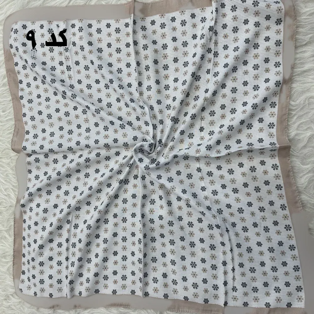 مینی اسکارف نخی نسکافه ای طرح دار قواره 65 در 65 سانتی متر