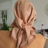 مینی اسکارف سه گوش نخی طرح کاج ابعاد 120 در 80 رنگ نسکافه ای مشکی طوسی سفید