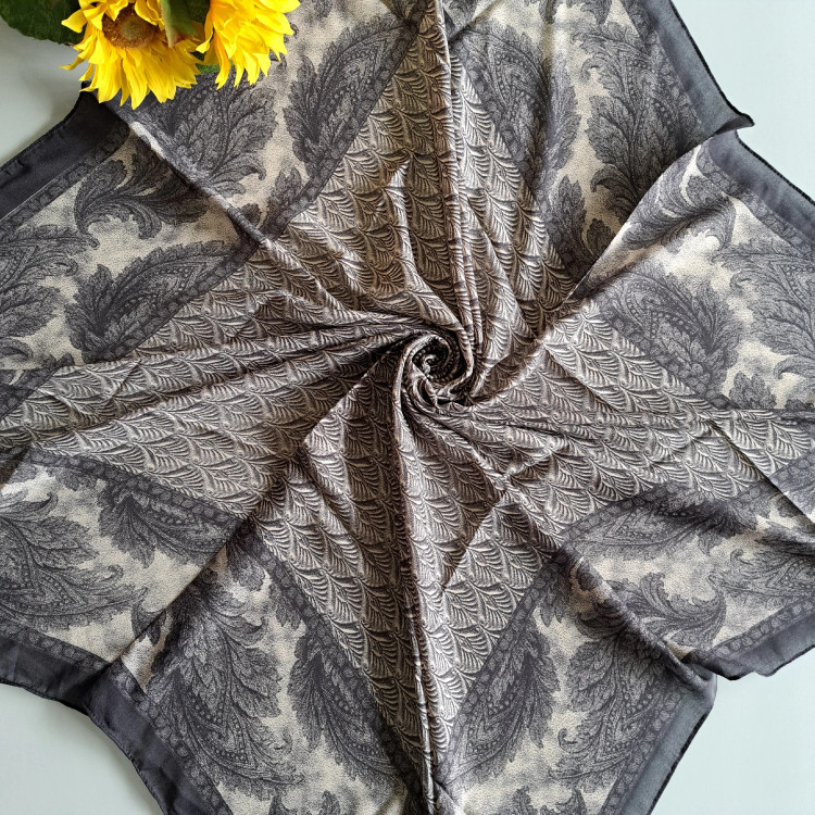 روسری زنانه نخ کشمیر قواره 120 دور دوخته شده