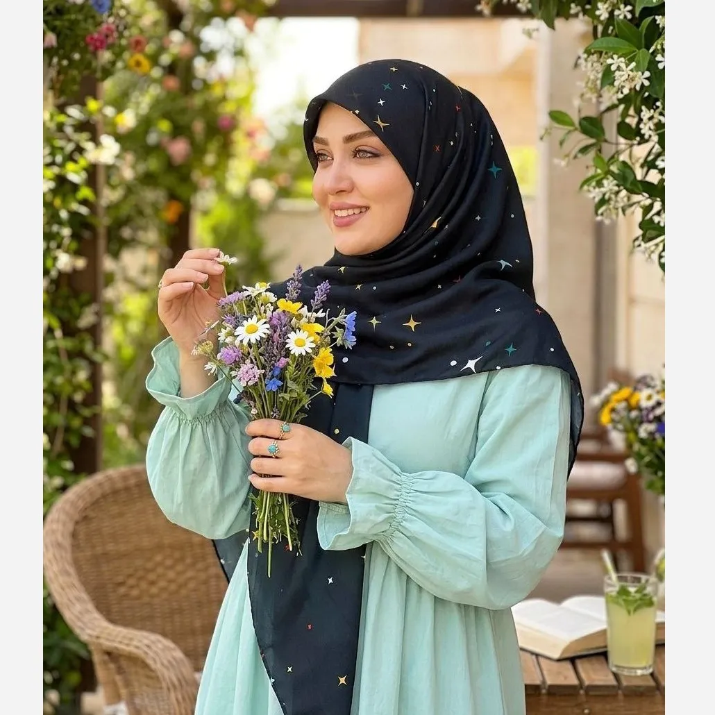 روسری نخی کاستوم طرح ستاره شب سرمه ای قواره بزرگ 140*140 دور دوخت