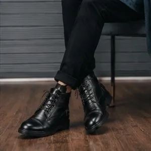 نیم بوت مردانه اسپرت سگک دار چرم صنعتی مشکی رنگ