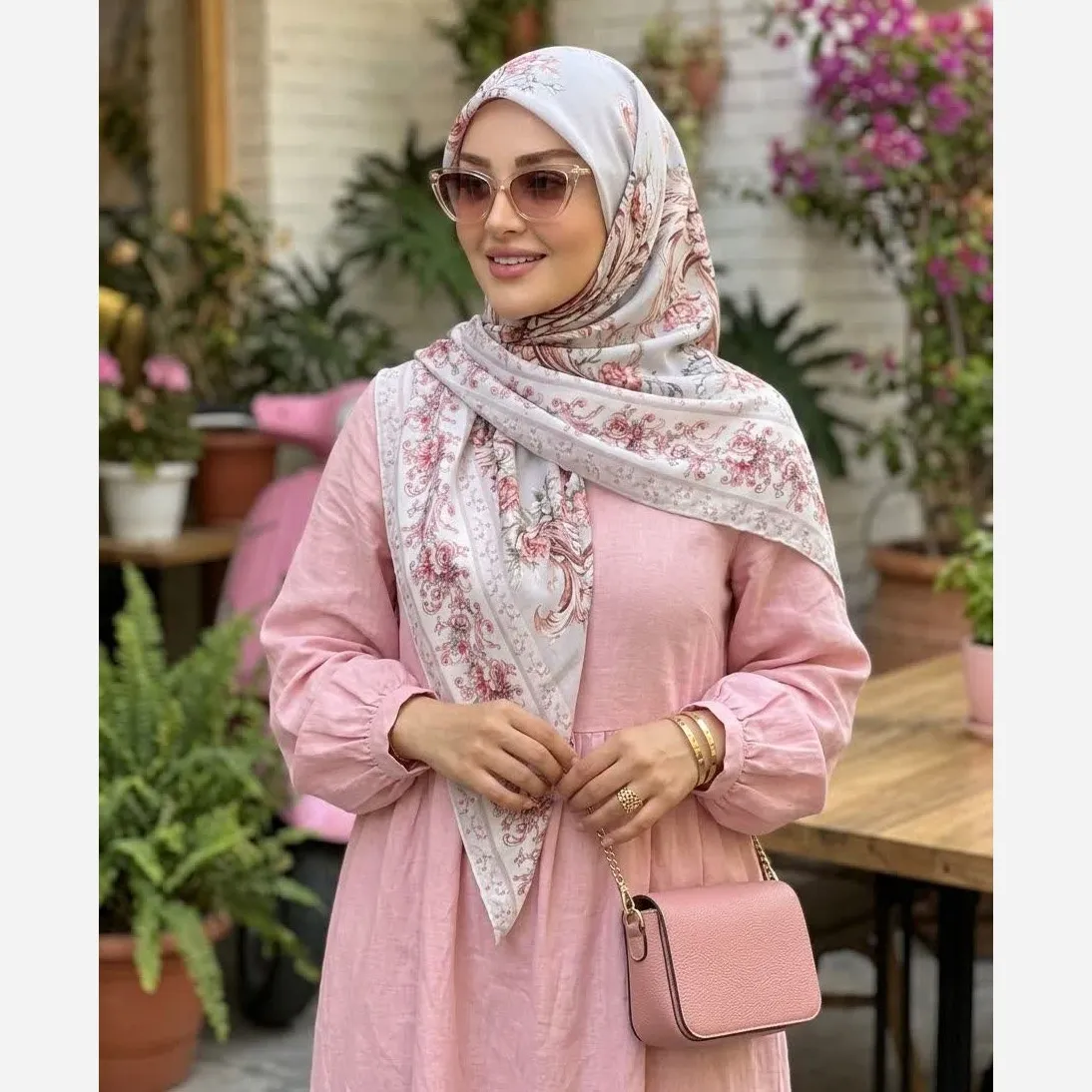 روسری زنانه نخی کاستوم طرح حنا ابعاد 140 در 140 رنگ سیلور طوسی دور دوز