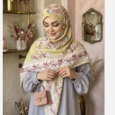 روسری زنانه نخی کاستوم طرح حنا ابعاد 140 در 140 رنگ سیلور طوسی دور دوز
