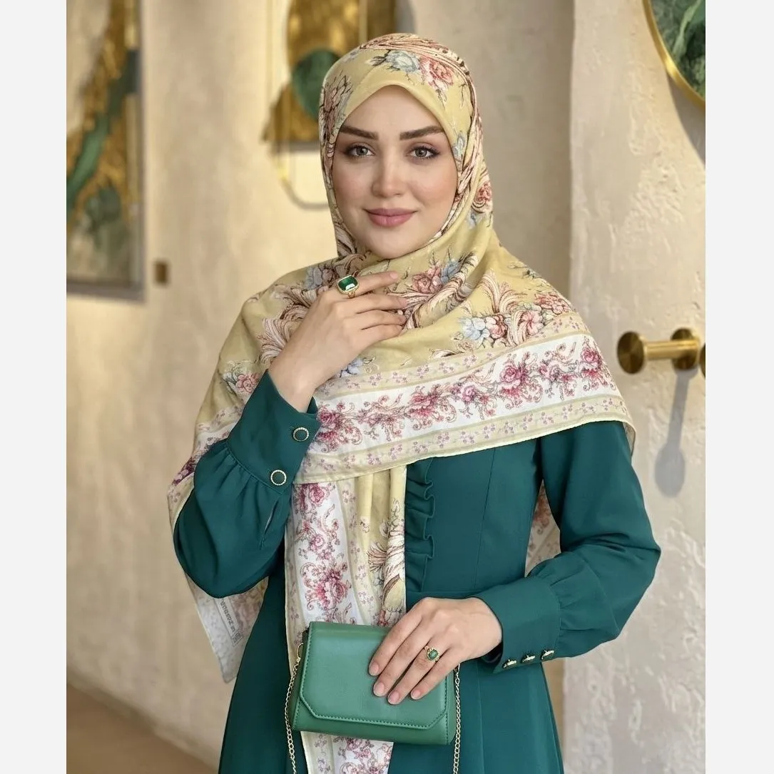 روسری زنانه نخی کاستوم طرح حنا ابعاد 140 در 140 رنگ سیلور طوسی دور دوز