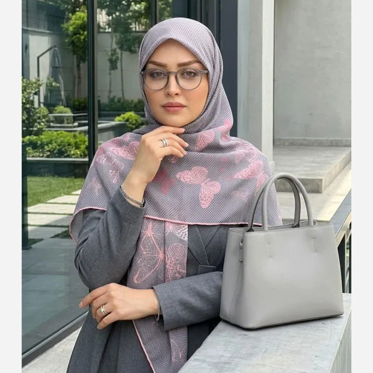 روسری نخ کاستوم طرح پروانه خال خالی طوسی صورتی قواره بزرگ 140 سانتیمتر