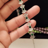 دستبند نقره زنانه عیار 925 با نگین زمرد سنتاتیک و روکش طلا سفید