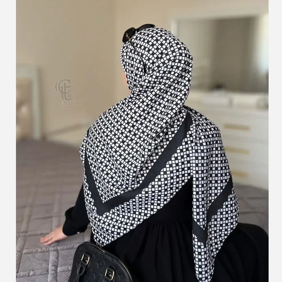 روسری نخ طرح مایایه سفید مشکی دوردوز ابعاد 140 در 140