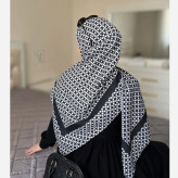 روسری نخ طرح مایایه سفید مشکی دوردوز ابعاد 140 در 140