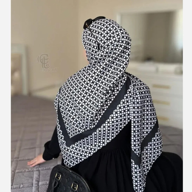 روسری نخ طرح مایایه سفید مشکی دوردوز ابعاد 140 در 140