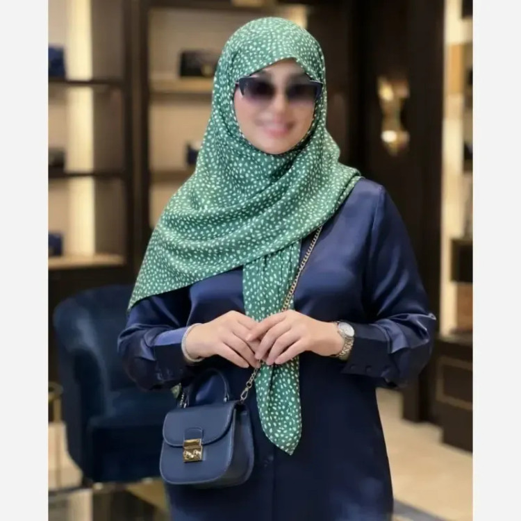 روسری نخی کاستوم طرح سپید قواره 110 دور دوخت بدون لیز خوردگی