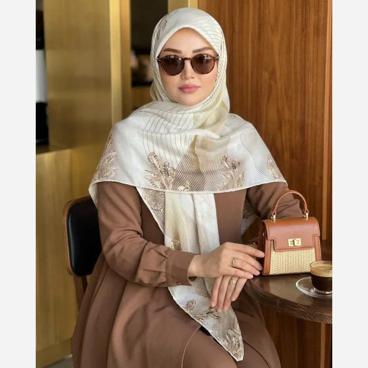روسری نخی کاستوم طرح طلا قواره بزرگ 140 سانتیمتر دور چرخ دوز مزونی