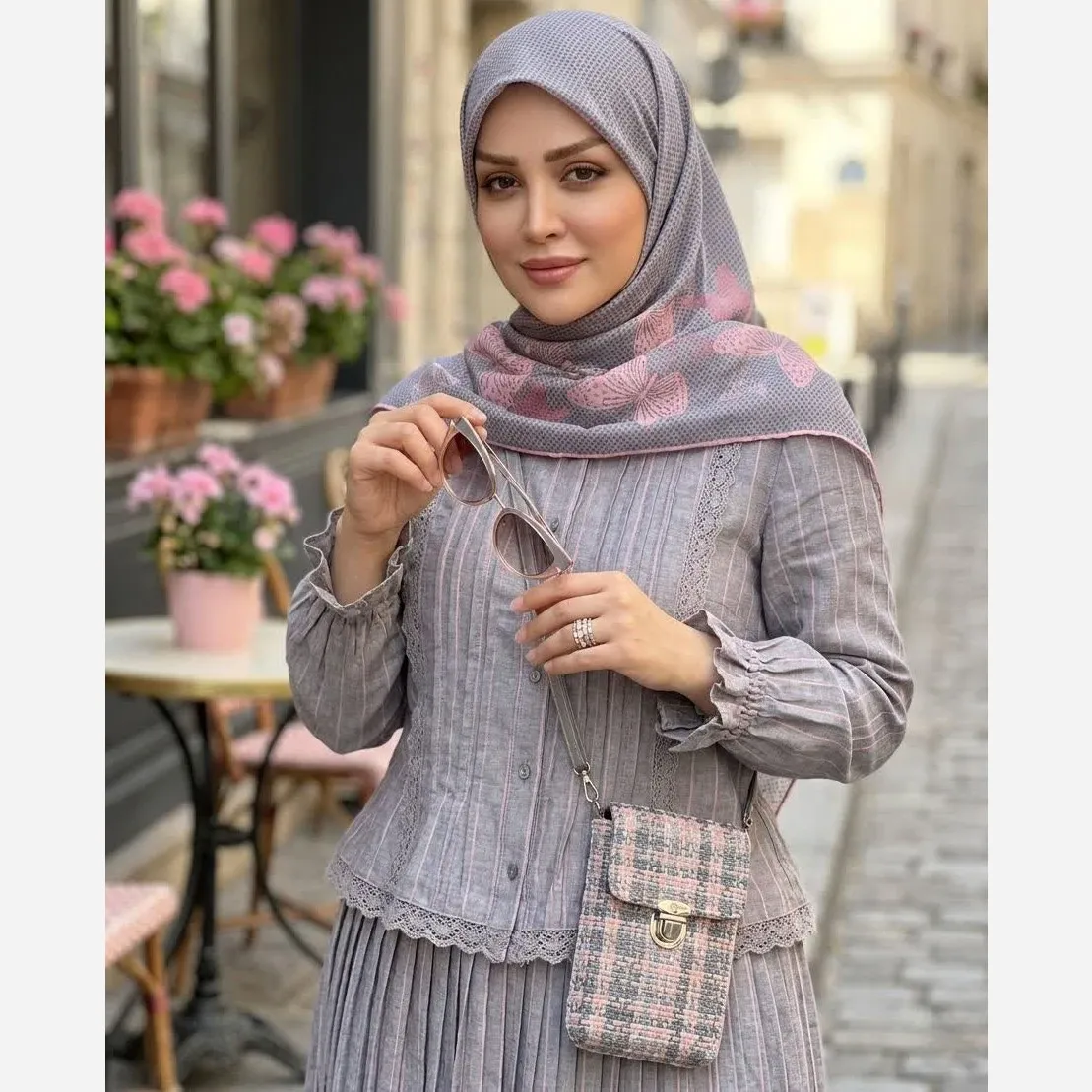 روسری نخ کاستوم طرح پروانه خال خالی طوسی صورتی قواره بزرگ 140 سانتیمتر